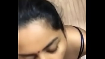 Sultry Indian Bhabhi’s Mouthwatering Blowjob Skills